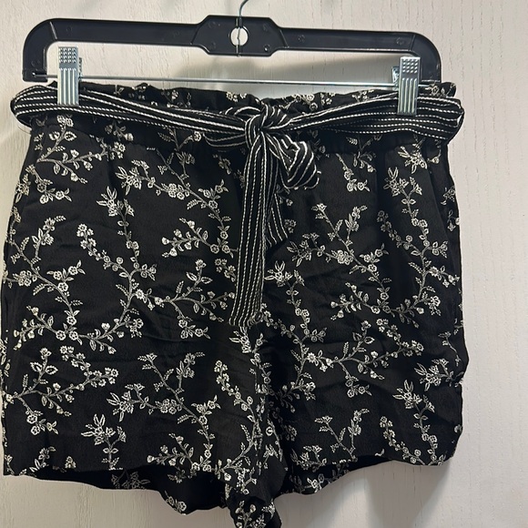 LOFT Pants - LOFT Printed Paper Bag, Pull on elastic waist.Tie Belt. SZ XS Black/white floral